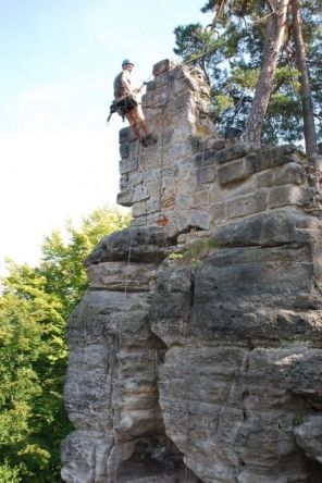 výměna pískovcových kvádrů - v nejstarší části hradu Valdštejn u Turnova 