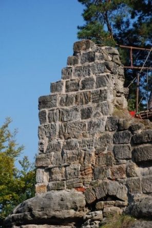 výměna pískovcových kvádrů - v nejstarší části hradu Valdštejn u Turnova 