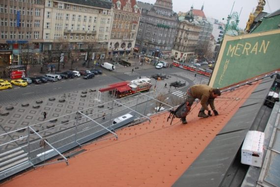 montáž protisněhových háků - Václavské náměstí 